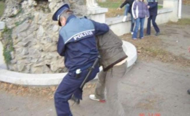 Poliţişti atacaţi cu pietre, furci şi cuţite de un scandalagiu băut